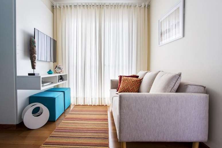 5. Tapete com listras coloridas e rack para sala moderno suspenso. Fonte: Luciane Mota