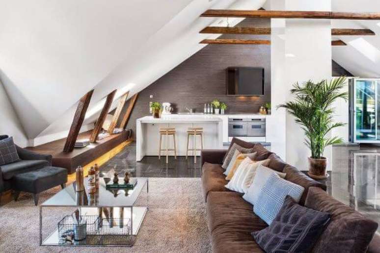 3. Loft com sala marrom e cozinha integrada – Foto La Buhardilla Decoracion