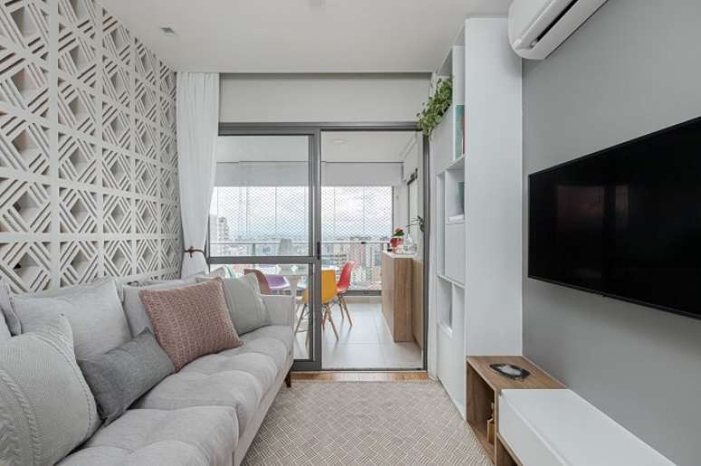 50. Sof&aacute; de linho e rack para sala moderno. Fonte: Nat&aacute;lia Salla