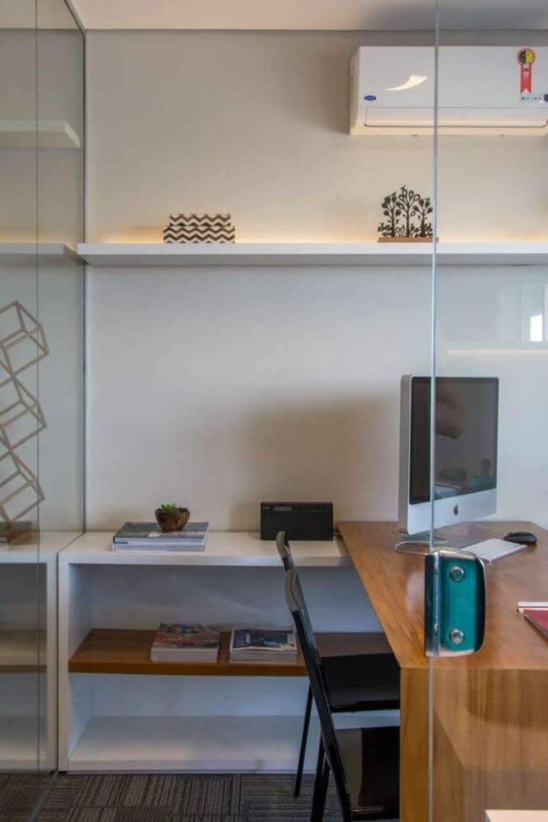 20. Escrit&oacute;rio decorado com prateleira com led &ndash; Foto Danyela Correa