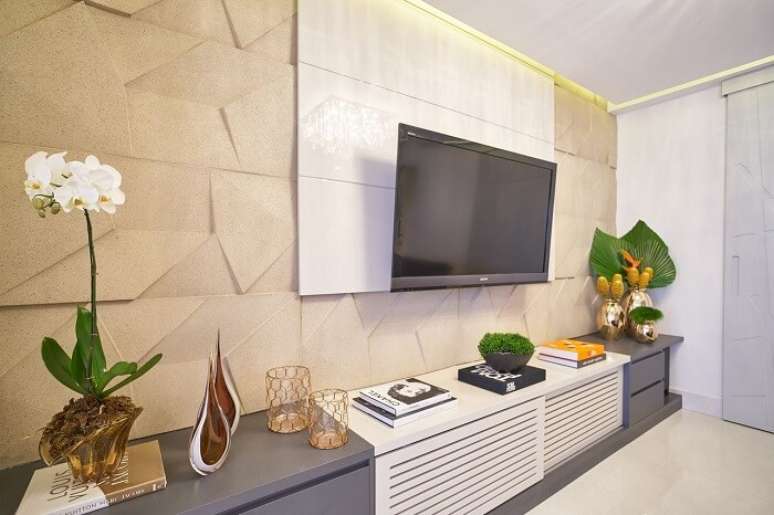 46. Revestimento de parede 3D e rack para sala moderno. Fonte: Concept Engenharia + Design