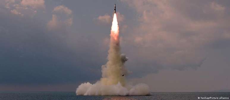Imagem divulgada por agência estatal mostra míssil que Pyongyang descreve como a "arma mais poderosa do mundo"