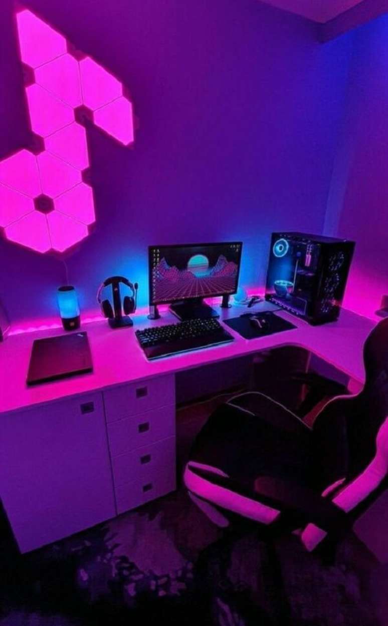 22. As luzes neon invadem a decora&ccedil;&atilde;o do quarto de gamer feminino. Fonte: Wattpad