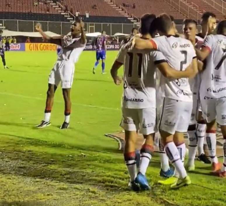 Leão venceu por 3 a 0 em partida que marcou o reencontro com a sua torcida (Foto: Reprodução/Vitória)