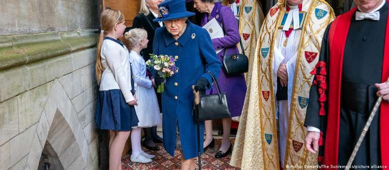 Na semana passada, a rainha foi vista de bengala em evento público pela primeira vez em quase 20 anos