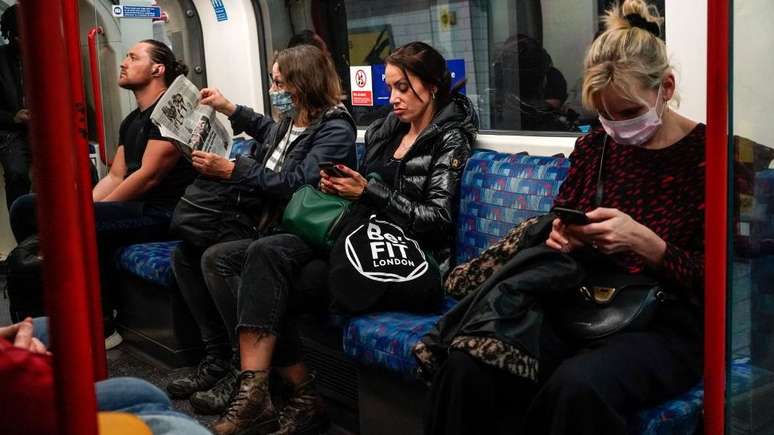 O uso de máscaras não é obrigatório no transporte público de Londres