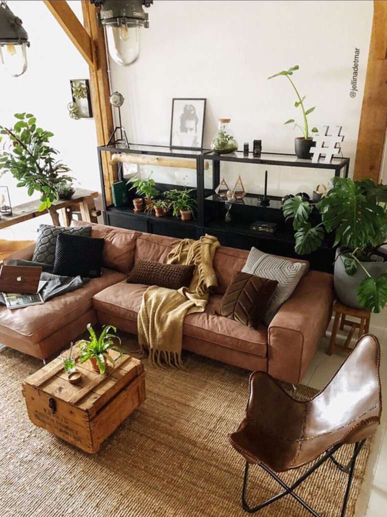 23. Sofá estilo industrial marrom na sala decorada com plantas – Foto Jellina Detmar