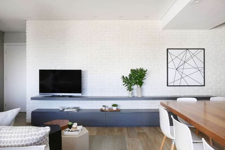 21. Parede de tijolinhos brancos e rack para sala moderno. Fonte: Degrad&ecirc; Decora&ccedil;&atilde;o