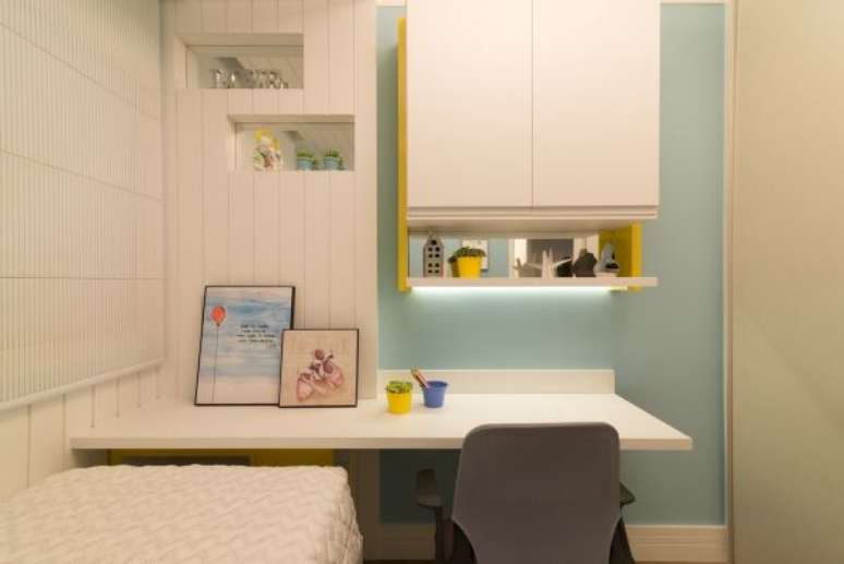 43. Quarto infantil com prateleira com led na mesa de escrit&oacute;rio &ndash; Foto Danyela Correa