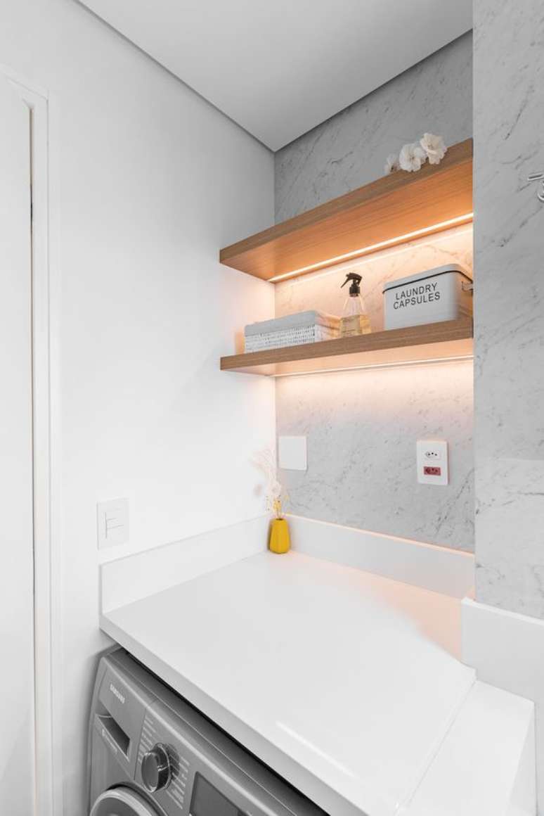 30. Prateleira com led na lavanderia de apartamento &ndash; Foto Figa Marcenaria