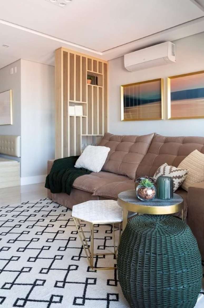 4. Sala marrom e branco com puff turquesa – Foto Bianchi e Lima