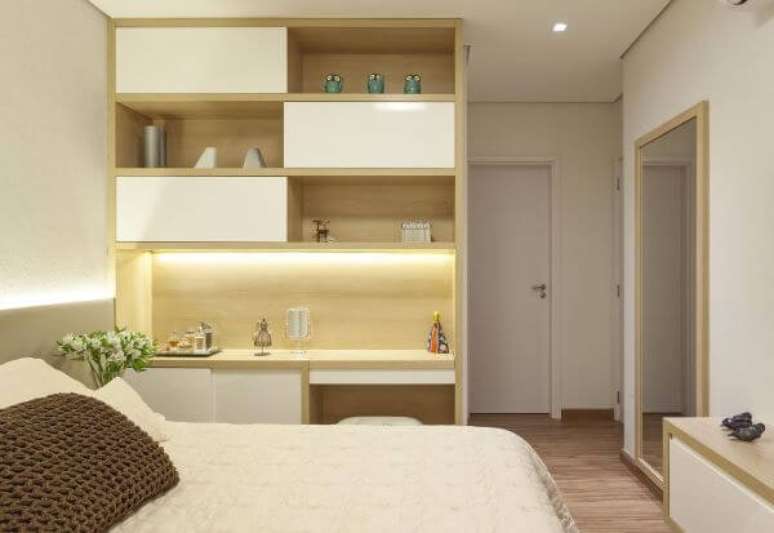 40. Quarto com prateleira de led &ndash; Foto Amis Arquitetura e Design