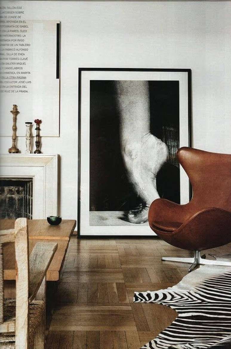 61. Sala marrom com poltrona egg e quadro preto e branco moderno – Foto Karina Elbeso
