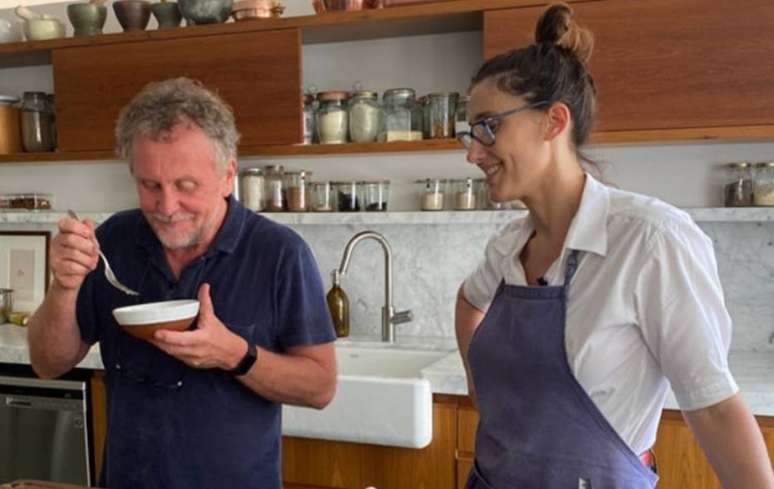 Jason Lowe e Paola Carolsella em vídeo no canal do Youtube da chefe de cozinha