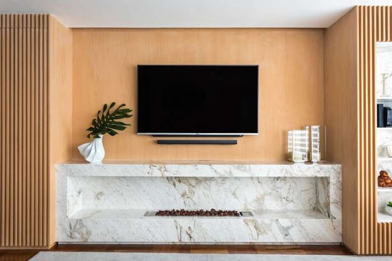 41. Rack para sala moderno marmorizado com lareira embutida. Fonte: Gabriela Casagrande