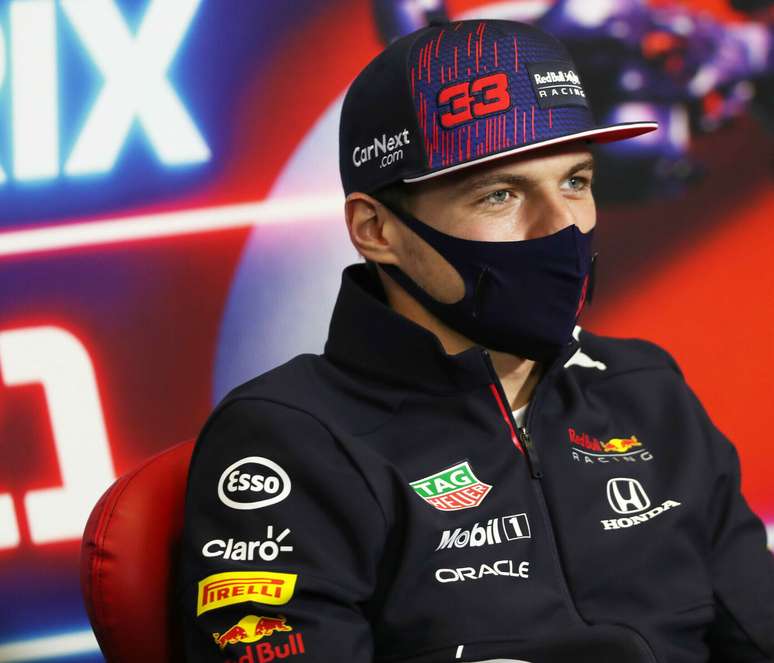 Max Verstappen em entrevista coletiva em Istambul 