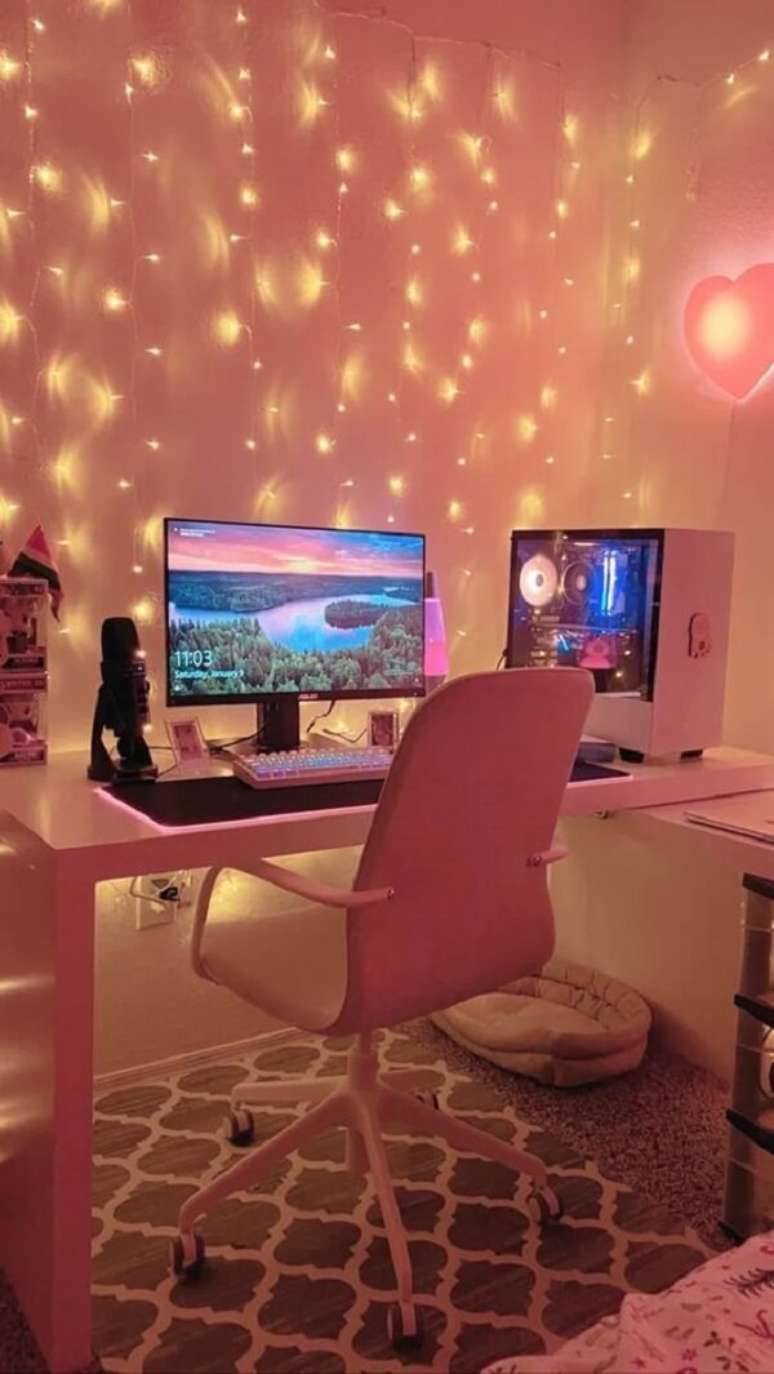 15. A iluminação traz uma nova perspectiva para decoração do quarto gamer pequeno feminino. Fonte: Reddit