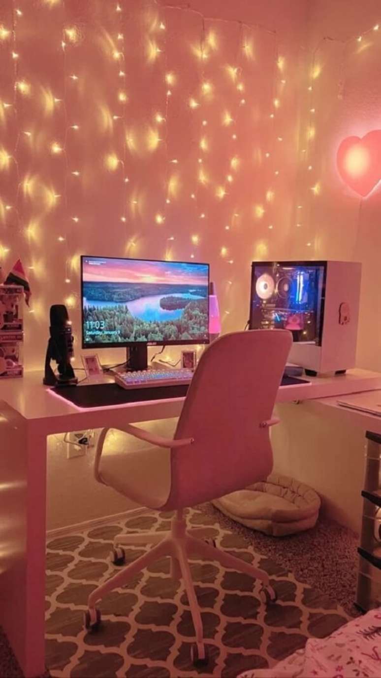 15. A ilumina&ccedil;&atilde;o traz uma nova perspectiva para decora&ccedil;&atilde;o do quarto gamer pequeno feminino. Fonte: Reddit