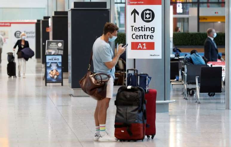 Centro de testagem no aeroporto de Heathrow, Londres
 2/8/2021  REUTERS/Peter Nicholls