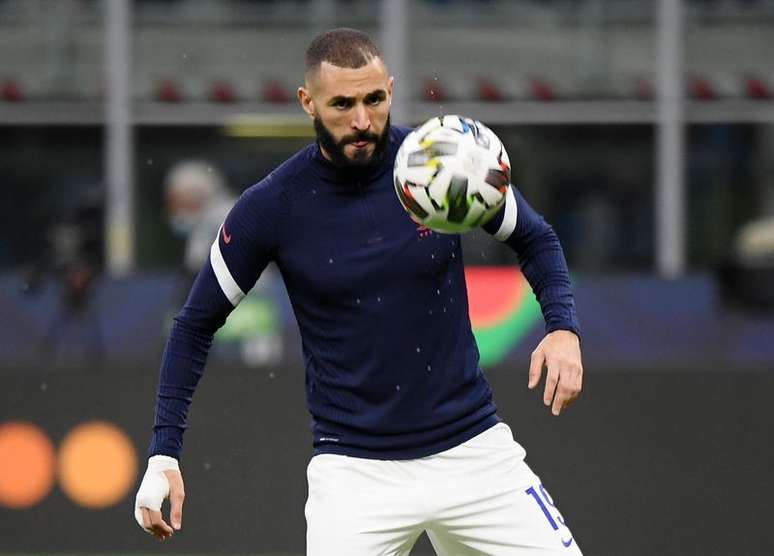 Karim Benzema se aquece antes de partida entre França e Espanha pela Liga das Nações da Uefa
10/10/2021 REUTERS/Alberto Lingria