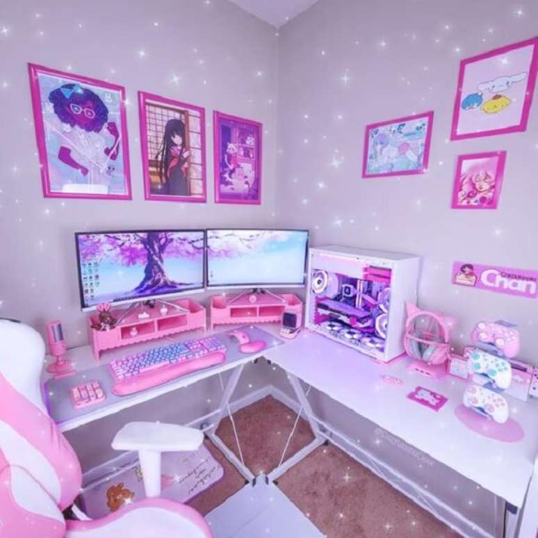 12. A bancada em formato em L otimiza o espa&ccedil;o do quarto gamer feminino. Fonte: Reddit