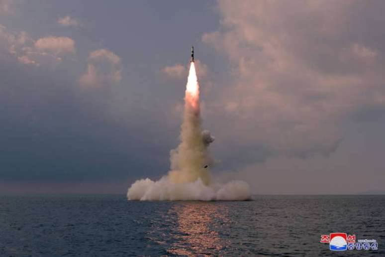Imagem de teste de míssil submarino feito pela Coreia do Norte