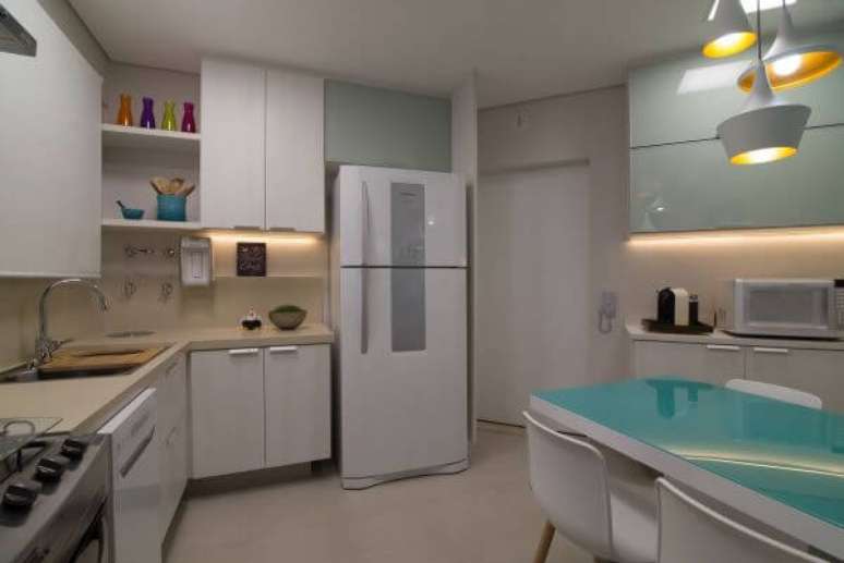 14. Cozinha decorada com prateleira com led &ndash; Foto Ingrid Rosien Nichols