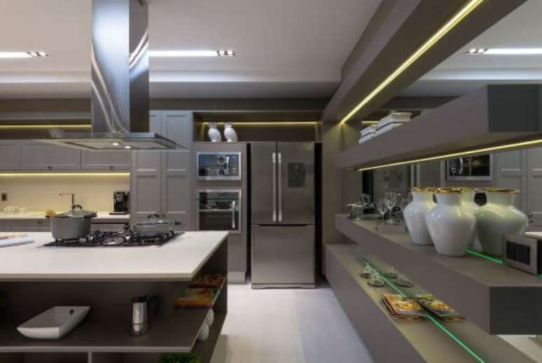 33. Prateleira com led para cozinha planejada &ndash; Foto Mariela Uzan