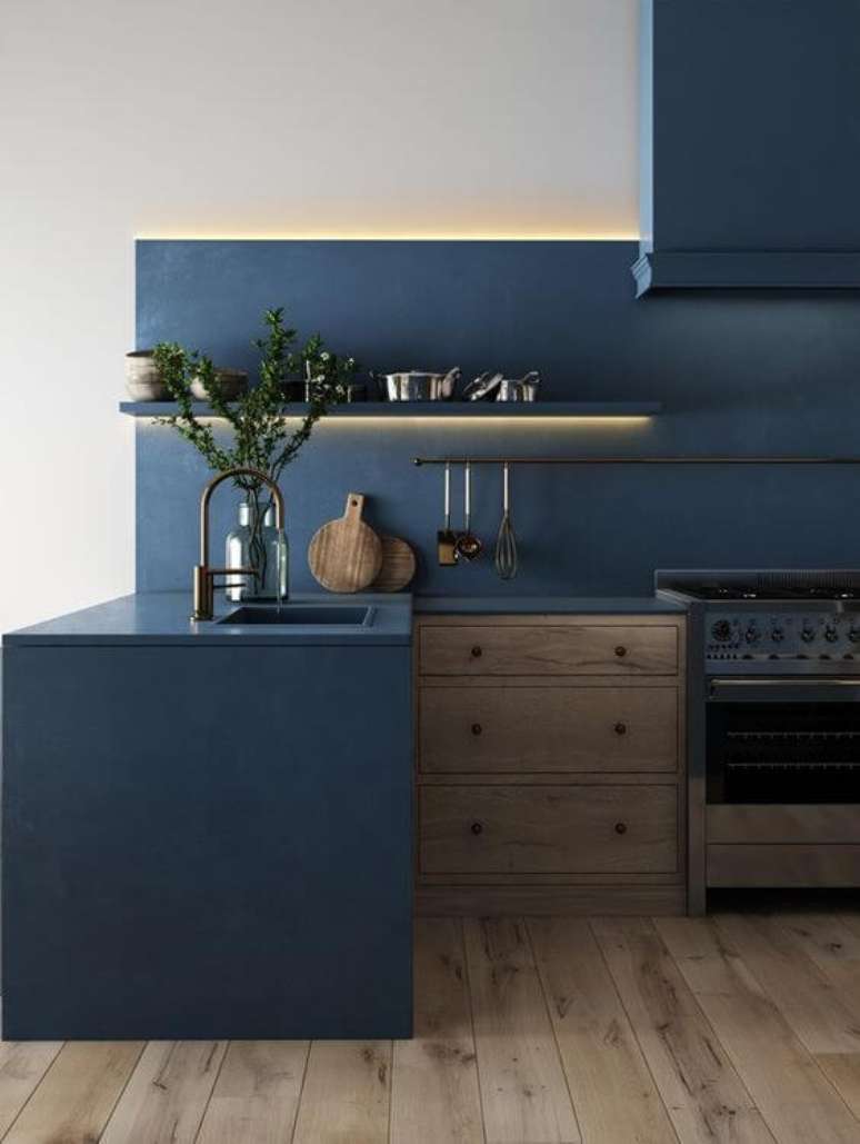 10. Cozinha azul com prateleira com led &ndash; Foto Magz House