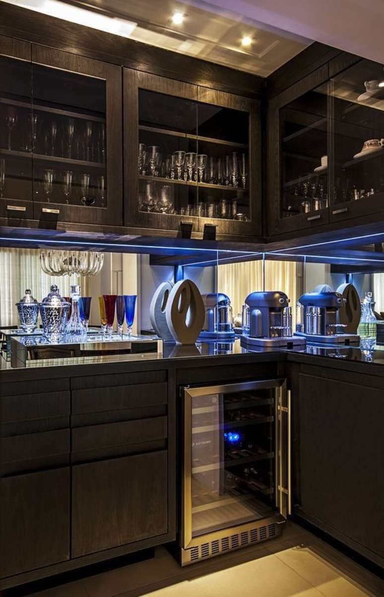 49. Cantinho de bar com prateleira com led azul &ndash; Foto Home Decoration