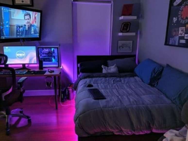 21. As luzes embaixo da cama trazem uma perspectiva diferente para o quarto gamer feminino. Fonte: Wattpad