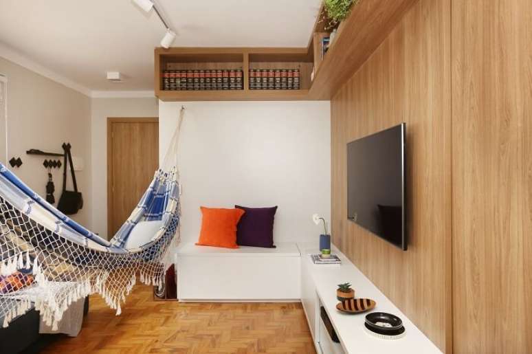 15. O rack para sala moderno branco se estende por toda a parede. Fonte: Arquiteto em Casa