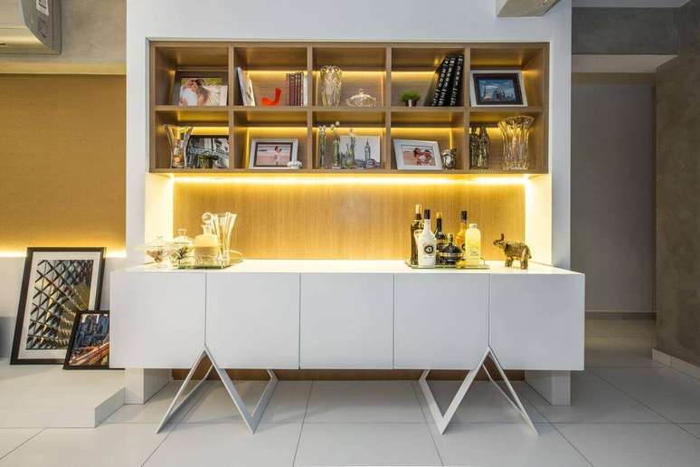 48. Buffet branco com prateleira com led &ndash; Foto Daniela Dantas