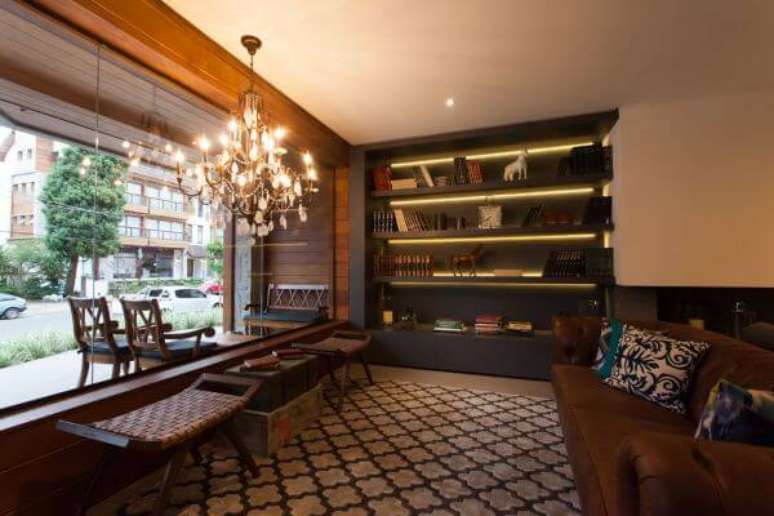 45. Sala decorada com prateleira com led e moveis em marrom &ndash; Foto BG Arquitetura