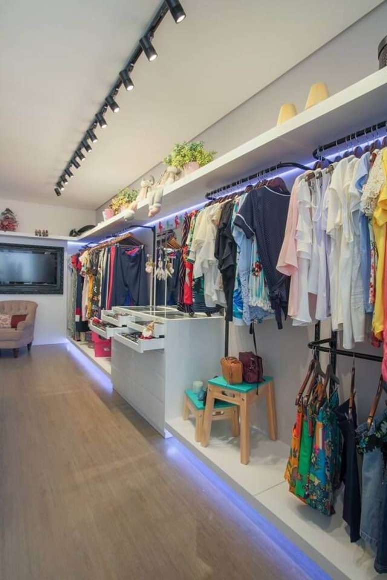 9. Closet iluminado com prateleira com led &ndash; Foto Andrea Petini