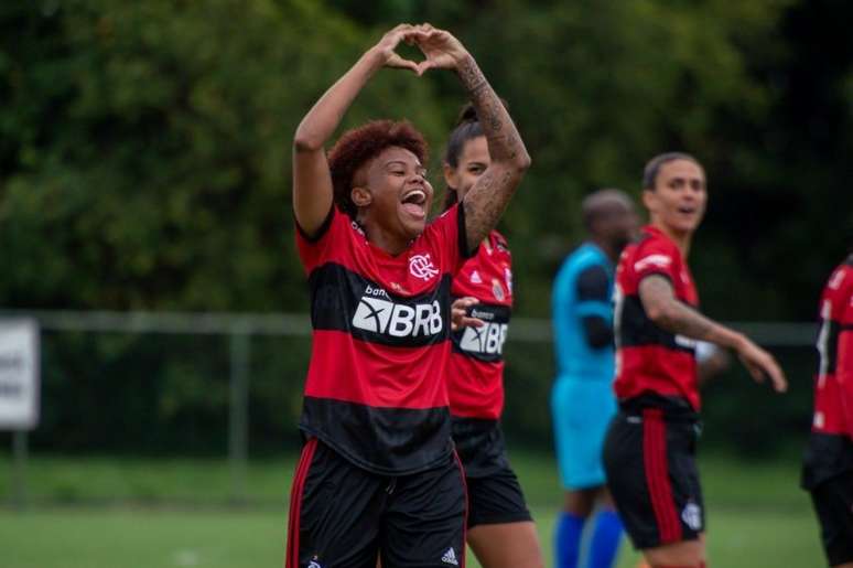 Sorriso, aniversariante do dia, comemora gol marcado na vitória do Flamengo (Foto: Paula Reis/CRF)