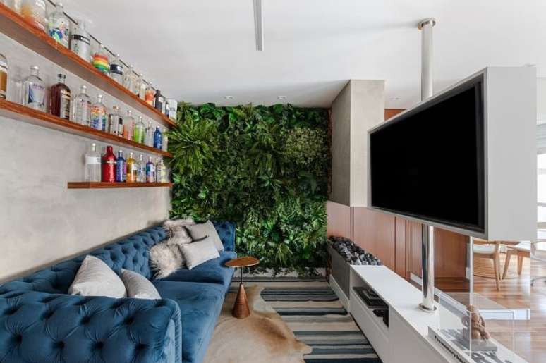 7. Jardim vertical e rack para sala moderno decoram o espa&ccedil;o. Fonte: Nat&aacute;lia Salla