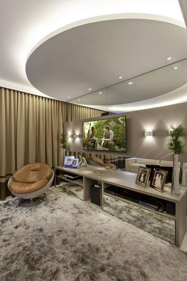 31. Rack para sala grande moderno com acabamento espelhado. Fonte: Aquiles Nicolas K&iacute;laris