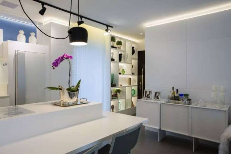 18. Decora&ccedil;&atilde;o de cozinha com prateleira com led planejada &ndash; Foto Maira Ritter