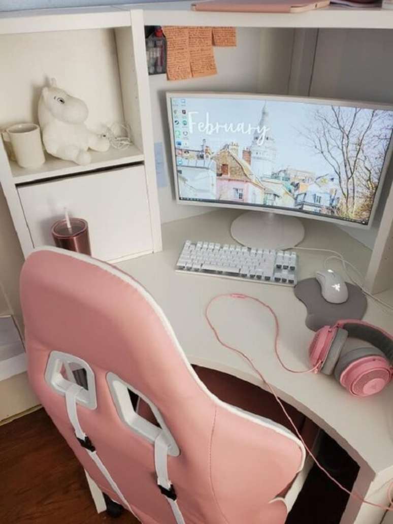 10. Opte por móveis planejados se o quarto gamer feminino for pequeno. Fonte: Reddit