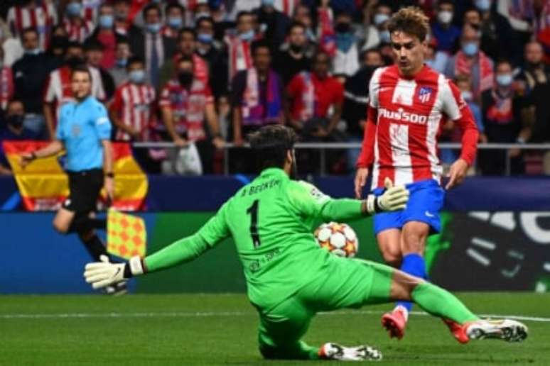 Alisson evitou hat-trick de Griezmann (Foto: GABRIEL BOUYS / AFP)