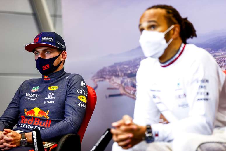 Max Verstappen e Lewis Hamilton lado a lado 