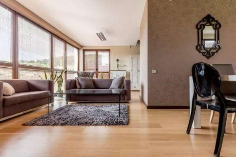 25. Carpete de madeira para sala marrom com home office – Foto Style Shared