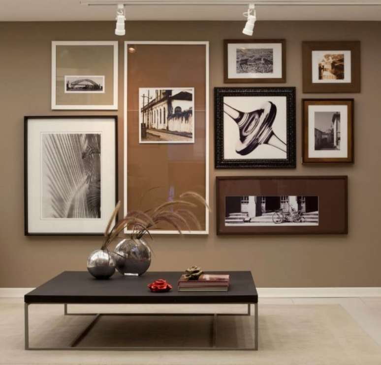 14. Sala marrom decorada com quadros em preto e branco e bege – Foto Revista LEIA