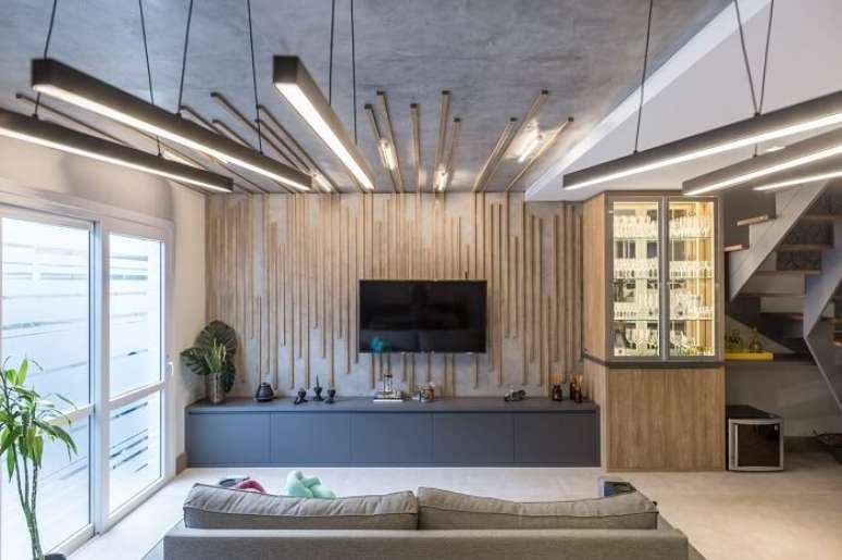 48. Sof&aacute; cinza e rack para sala moderno. Fonte: Oficina 802