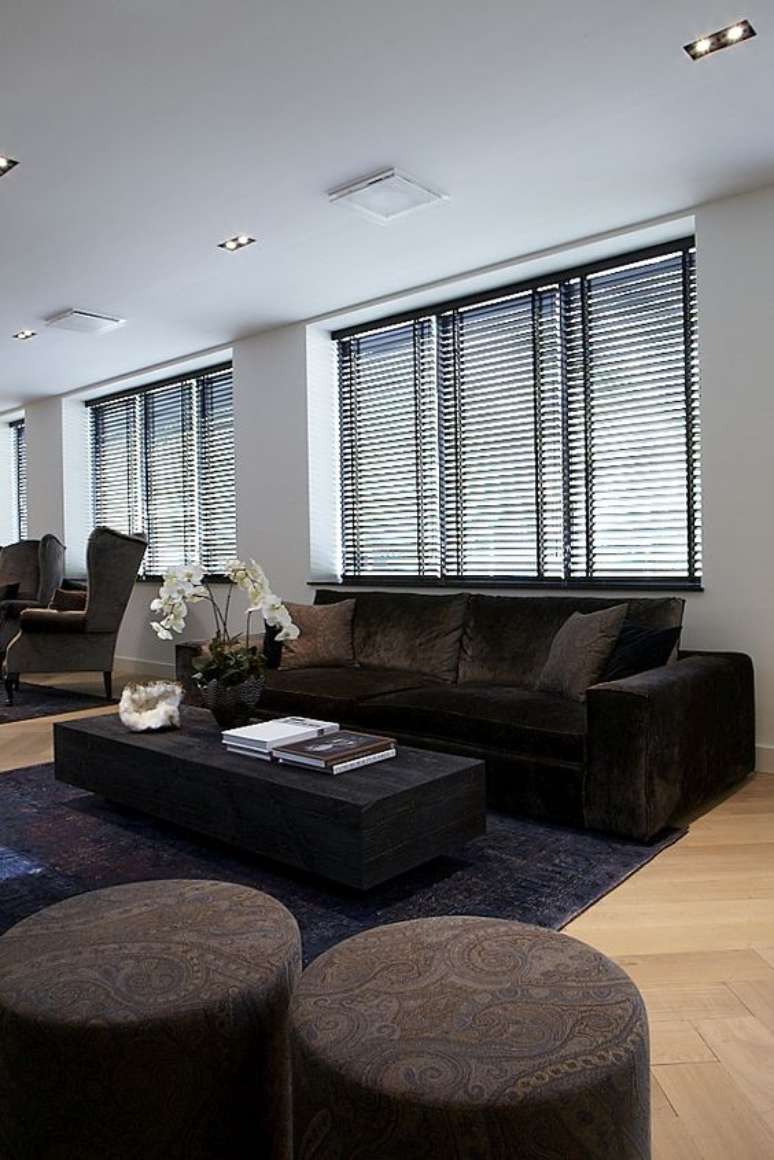 45. Sala de estar com sofá marrom e persiana preta – Foto Eric Kuster