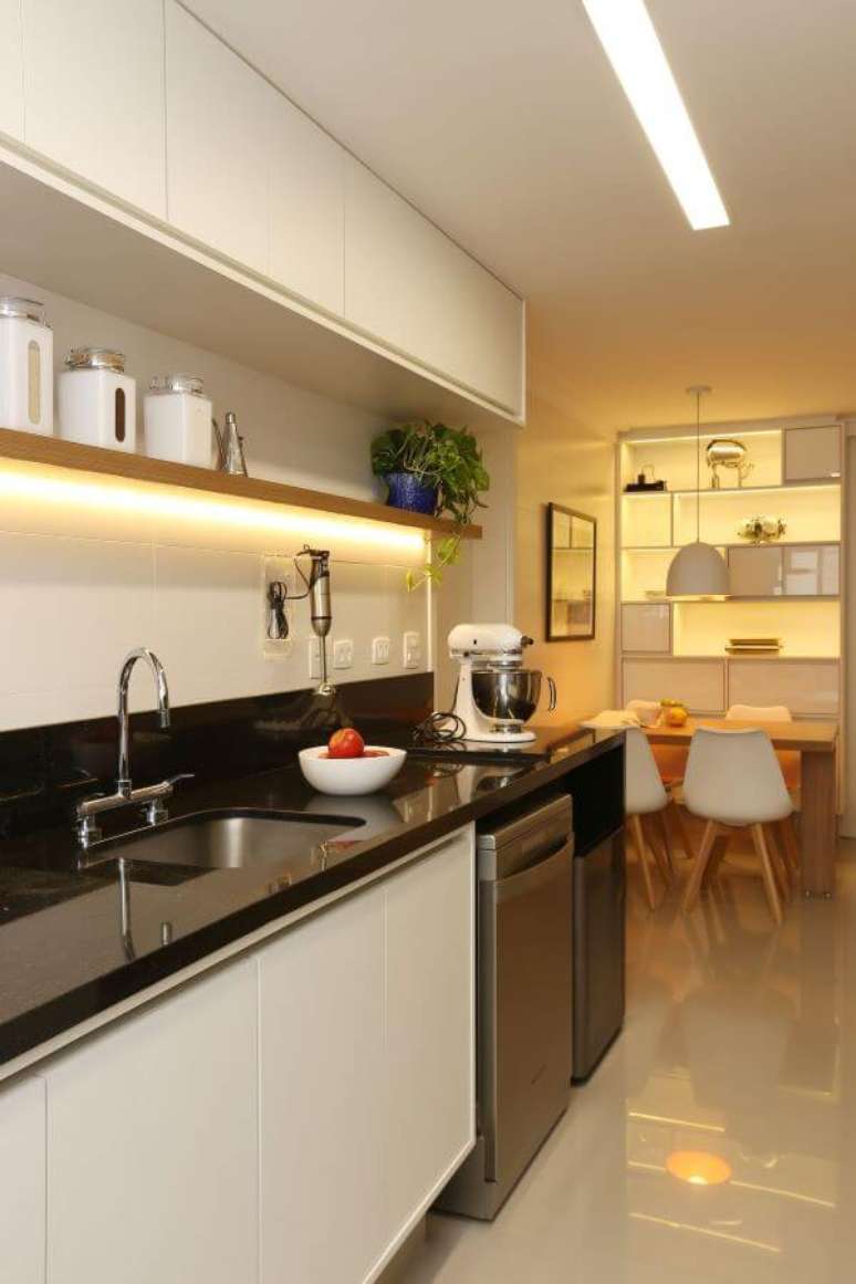 12. Cozinha decorada com prateleira com led de madeira &ndash; Foto Anna Paula Moraes