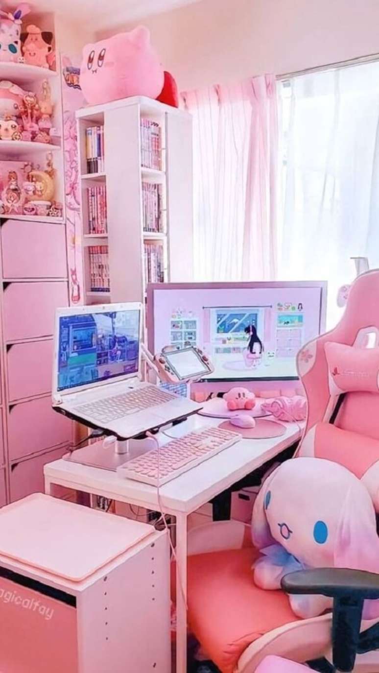 18. Almofadas criativas decoram o quarto gamer pequeno feminino. Fonte: Stoga Pink