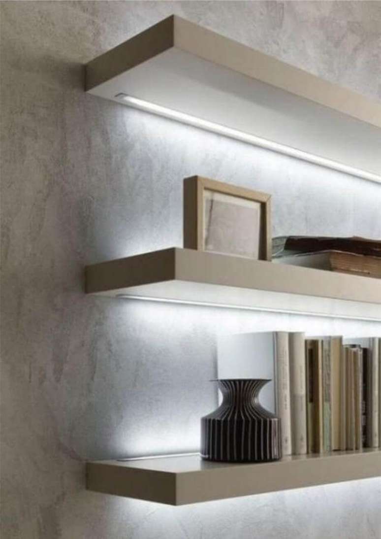 26. Prateleira com fita de led na decora&ccedil;&atilde;o &ndash; Foto Revoled
