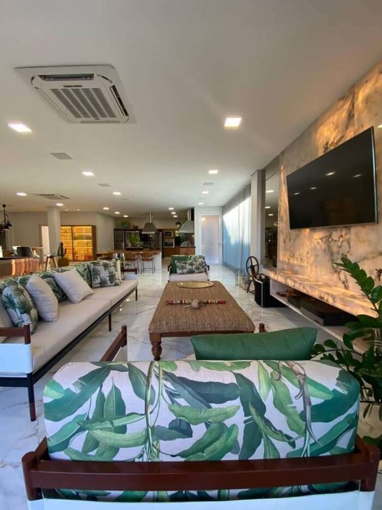 23. Poltrona estampada e rack para sala moderno. Fonte: CR Arquitetura & Design